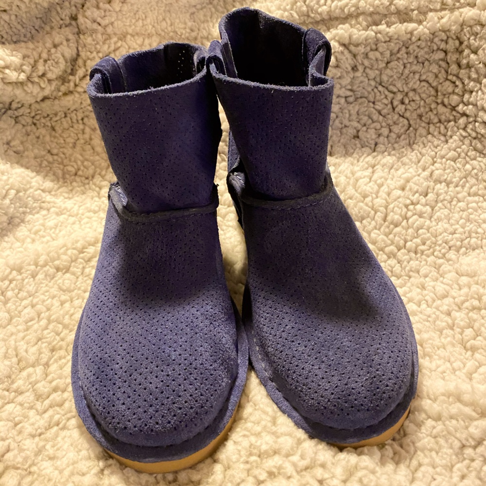 Ugg dark blue perforated mini EUC